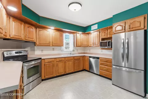 Kitchen - 3901 Post Dr, Bethlehem, PA 18017 photo 2 of 4