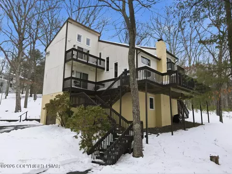 176 Manchester Dr, Bushkill, PA 18324