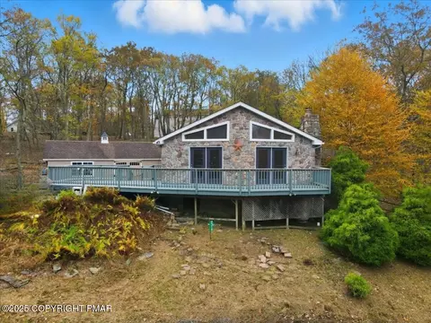 2318 Sunbird Ct, Henryville, PA 18332