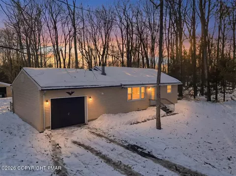 3279 Beech Ridge Dr, Pocono Summit, PA 18346