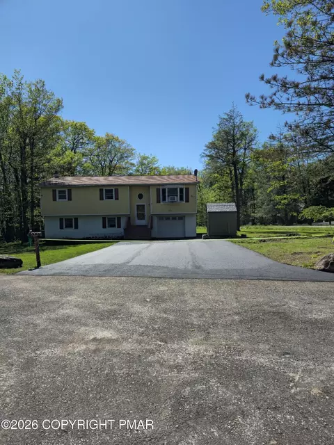 102 Tulip Trl, Tobyhanna, PA 18466