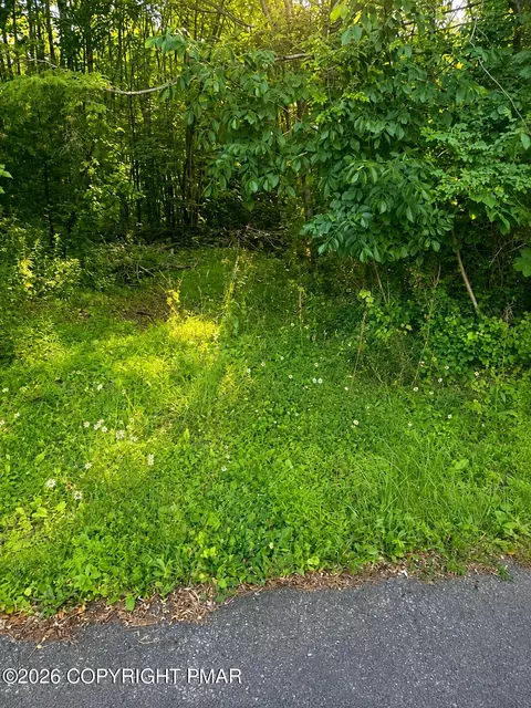 45 Charles Court Road, Brodheadsville, PA 18322