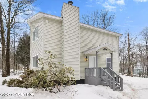 1013 Rob Roy Dr, Tobyhanna, PA 18466