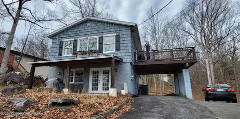 1093 Porter Dr, Bushkill, PA 18324
