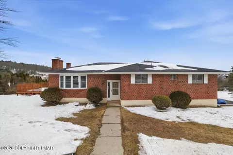 194 Countryside Dr, Brodheadsville, PA 18322