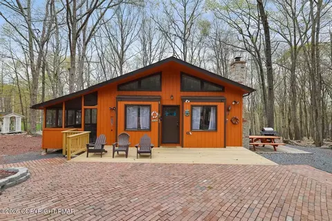 242 St Andrews Dr, Bushkill, PA 18324