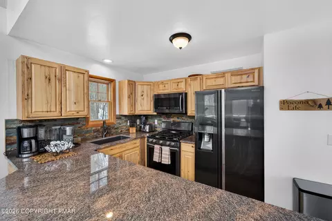 Kitchen - 3112 Spring Ct, Bushkill, PA 18324 photo 3 of 4