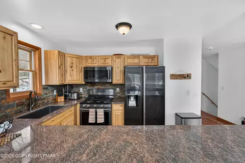 Kitchen - 3112 Spring Ct, Bushkill, PA 18324 photo 4 of 4