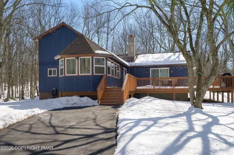 2206 Chatham Ct, Bushkill, PA 18324