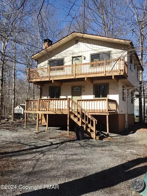 9095 Idlewild Dr, Tobyhanna, PA 18466