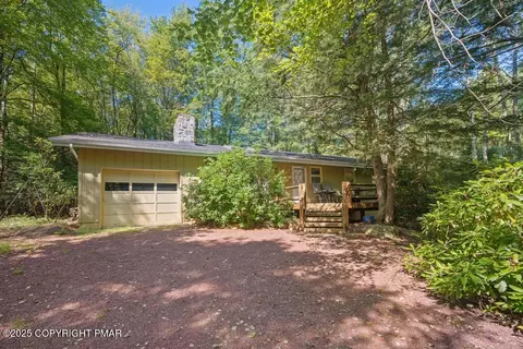 304 Foxglove Pl, Pocono Pines, PA 18350