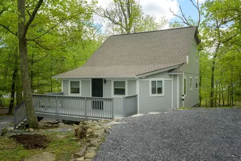 117 Clifton Dr, Bushkill, PA 18324