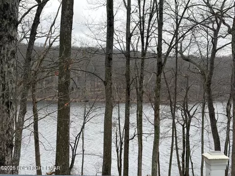 211 Brandyshire Dr, Tamiment, PA 18371