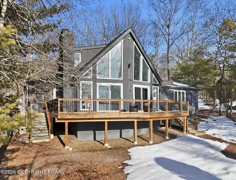 5135 Woodbridge Dr E, Bushkill, PA 18324