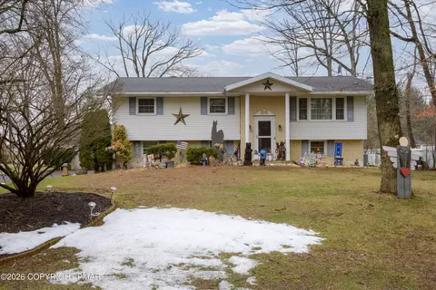 203 Beechwood Ln, Bath, PA 18014
