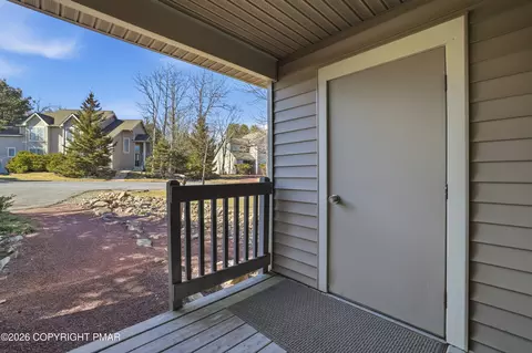 168 Hawthorne Ct, Tannersville, PA 18372