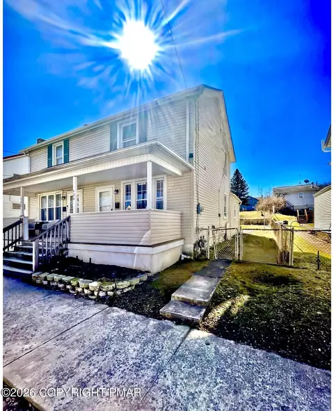 424 E Cranberry Ave, Hazleton, PA 18201