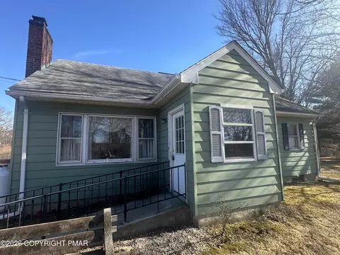242 Norma Ln, Sciota, PA 18354