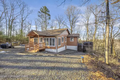 3493 Farview Dr, East Stroudsburg, PA 18302