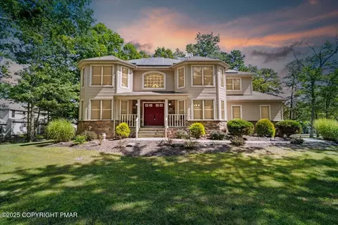 512 Bombur Ln, Tamiment, PA 18371