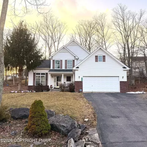 151 Kensington Dr, Bushkill, PA 18324