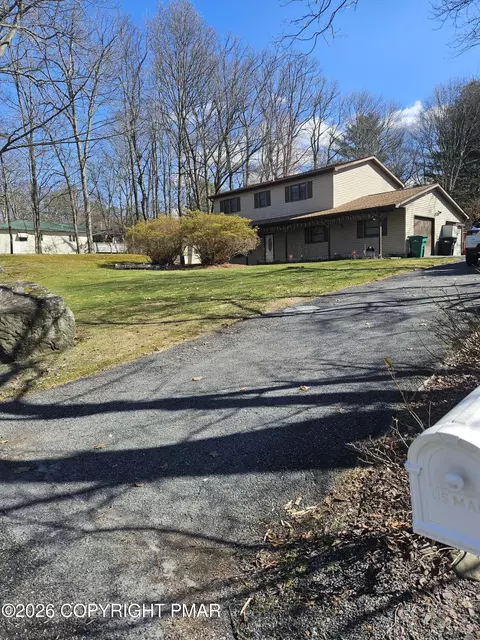 166 Tanbark Ln, Tannersville, PA 18372