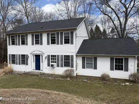 709 Florence Ct E, Stroudsburg, PA 18360
