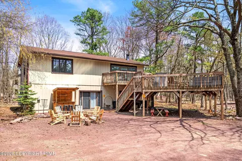 70 Pineknoll Dr, Lake Harmony, PA 18624