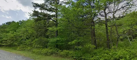 5879 Tumbleweed Dr, Long Pond, PA 18334