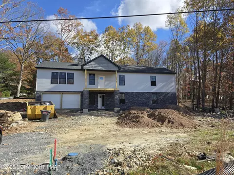 211 Brentwood Dr, Bushkill, PA 18324