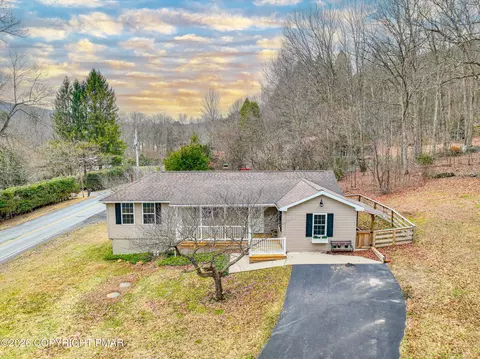 370 W White Bear Dr, Summit Hill, PA 18250