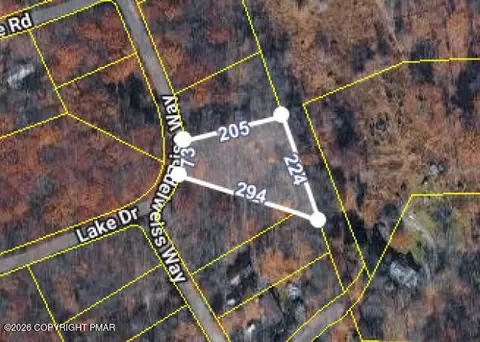812 Lake Dr, Henryville, PA 18332