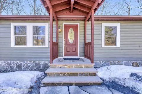 9894 Breezeway Ter, Tobyhanna, PA 18466