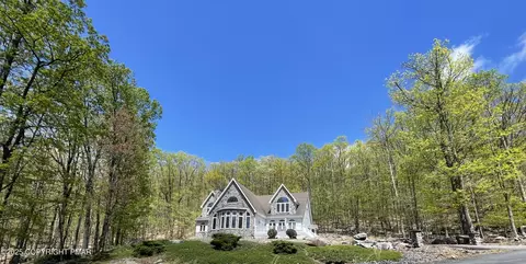 8 Kickapoo Dr, Hazle Township, PA 18202