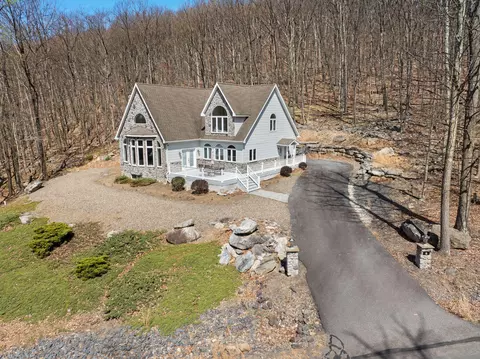 8 Kickapoo Dr, Hazle Township, PA 18202
