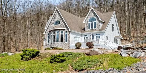 8 Kickapoo Dr, Hazle Township, PA 18202