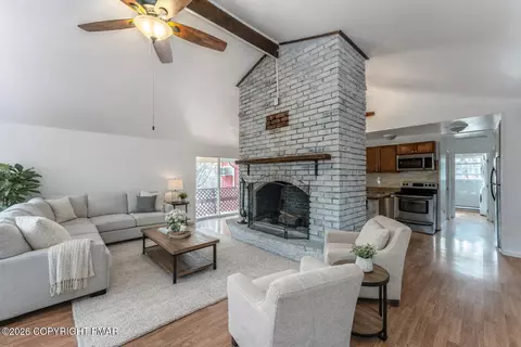 484 Mallard Ln, Bushkill, PA 18324