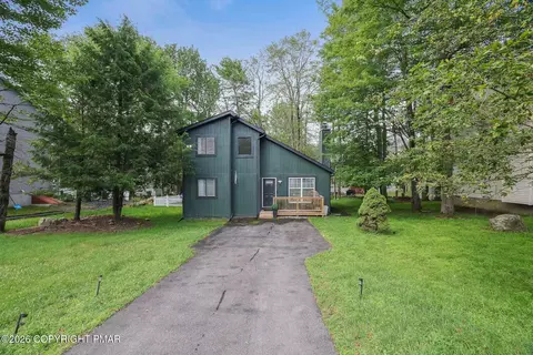 1094 Country Place Dr, Tobyhanna, PA 18466