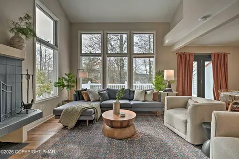 9 Beachwood Ct, Lake Harmony, PA 18624