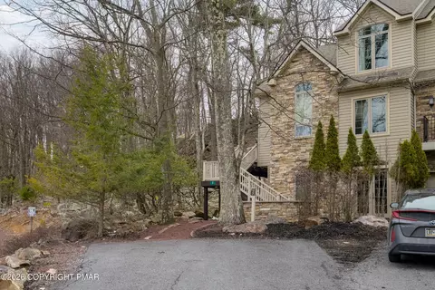 7 Wildbriar Ct, Lake Harmony, PA 18624