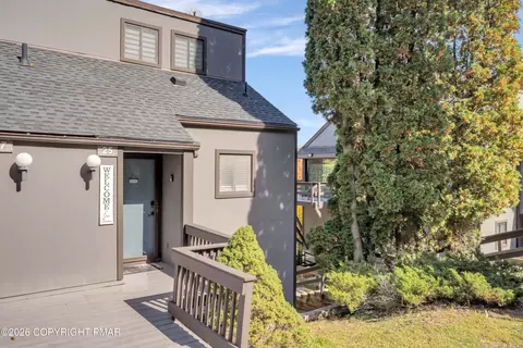 25 Middle Village Way, Tannersville, PA 18372