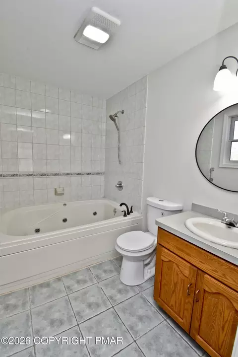 Bath - 108 Pipher Rd, Bushkill, PA 18324 photo 2 of 4