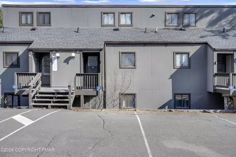 21 Middle Village Way, Tannersville, PA 18372