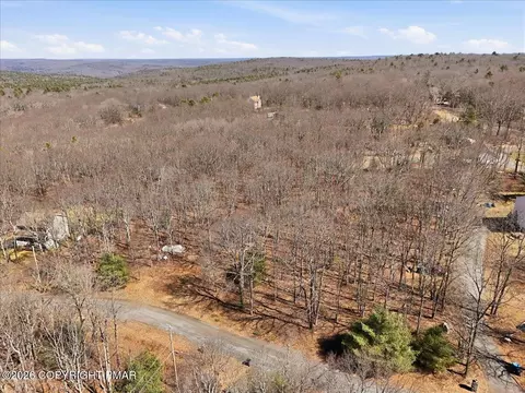 135 Hedgehollow Ct, Greeley, PA 18425