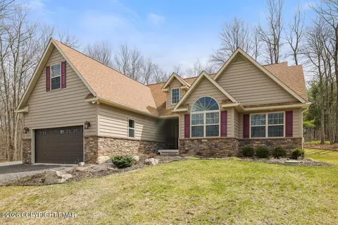 293 Wolf Hollow Rd, Lake Harmony, PA 18624