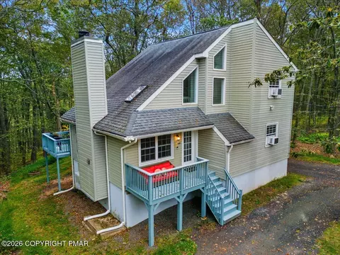 1489 Belgravia Dr, Tobyhanna, PA 18466