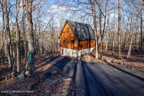 2267 Southport Dr, Bushkill, PA 18324