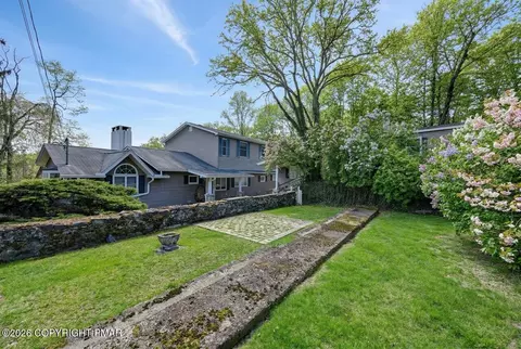 5 Redwood Ln, East Stroudsburg, PA 18301