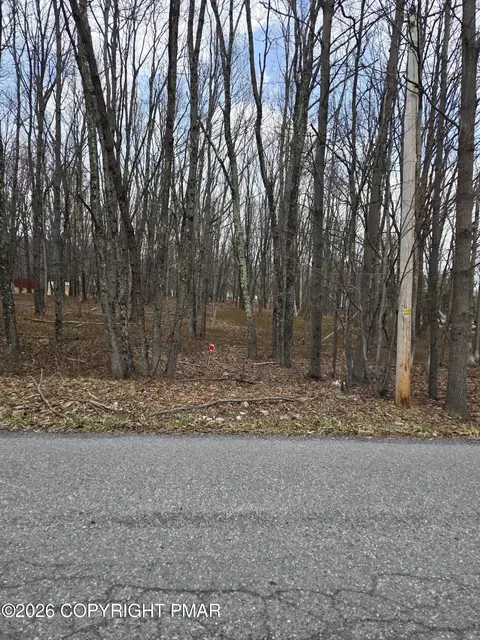75 Cascade Dr, Effort, PA 18330