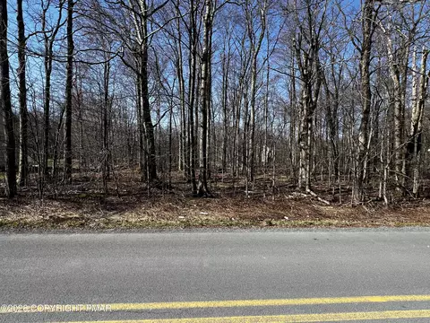9146 Hamlet Dr, Tobyhanna, PA 18466